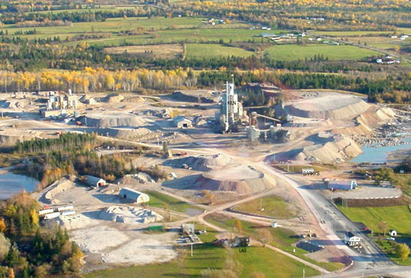 Prise de vue aérienne en couleur d’une mine avec tours, chemins, bâtiments et amoncellements de roches