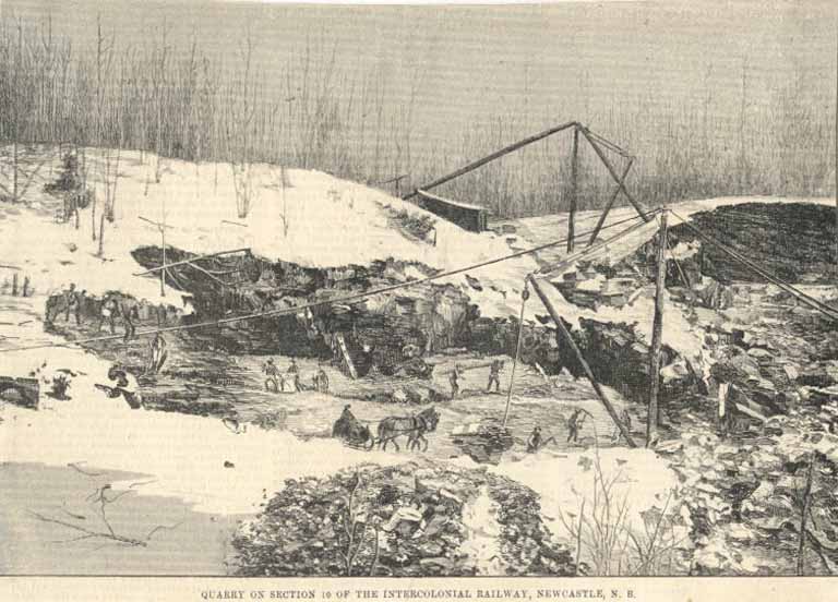 Dessin noir et blanc d’une ancienne carrière avec des hommes qui travaillent et des grues en bois