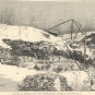 Dessin noir et blanc d’une ancienne carrière avec des hommes qui travaillent et des grues en bois