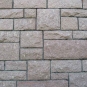 Photographie couleur d’un mur de pierres carrées et rectangulaires