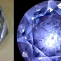 Double image couleur d’une pierre précieuse ronde et claire avec un reflet bleu