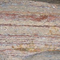 Image couleur de roche grise avec rayures horizontales rouges