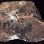Image couleur de roche brune avec taches noires, blanches et grises