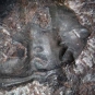 Image couleur de roche brune avec trois bosses fossilisées