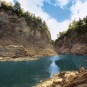 Image couleur d’une rivière calme encastrée entre des falaises rocheuses