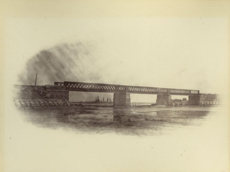 Photographie noir et blanc d’un pont ferroviaire
