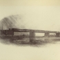 Photographie noir et blanc d’un pont ferroviaire